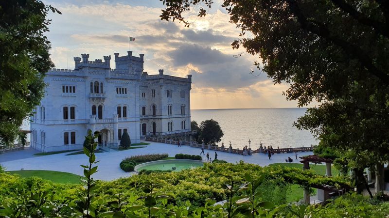 Grotta Gigante és a Miramare-kastély